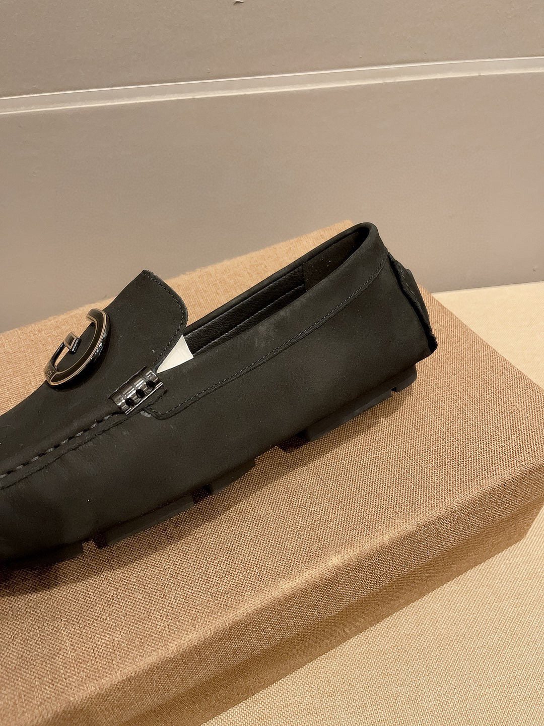 Gucci Black Metal-Detail Loafers — detail